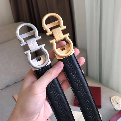 Vẻ đẹp quyến rũ sẽ được phô diễn qua bờ vai thon, vòng một nóng bỏng dưới làn váy mỏng manh.