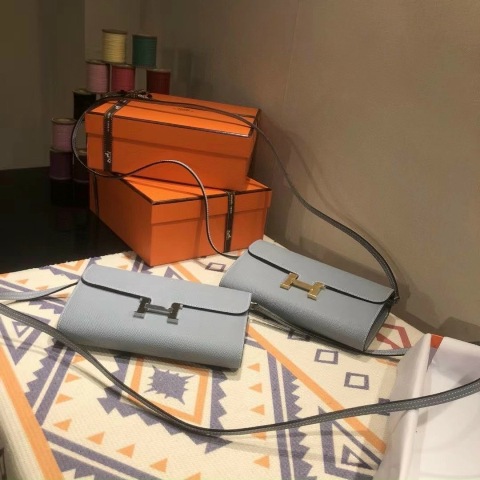 Dù cho xu hướng thời có thay đổi theo thời gian thì việc sở hữu những phụ kiện sẽ không bao giờ khiến bạn bị lỗi mốt. Những phụ kiện được xem là công cụ khiến phái đẹp trông lộng lẫy hơn!