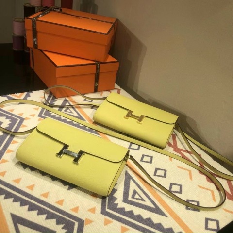 Dù cho xu hướng thời có thay đổi theo thời gian thì việc sở hữu những phụ kiện sẽ không bao giờ khiến bạn bị lỗi mốt. Những phụ kiện được xem là công cụ khiến phái đẹp trông lộng lẫy hơn!