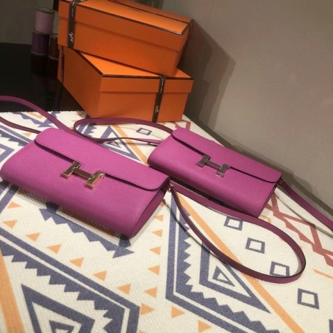 Dù cho xu hướng thời có thay đổi theo thời gian thì việc sở hữu những phụ kiện sẽ không bao giờ khiến bạn bị lỗi mốt. Những phụ kiện được xem là công cụ khiến phái đẹp trông lộng lẫy hơn!