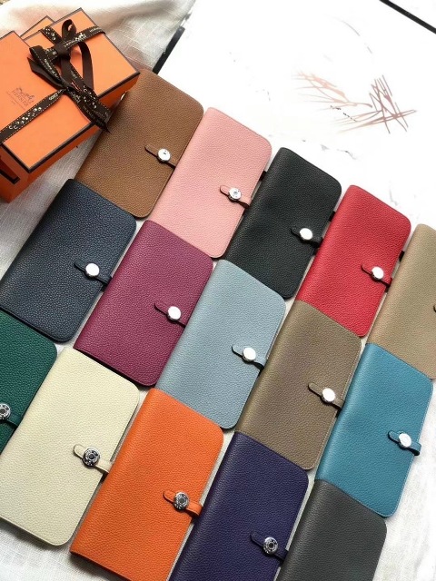 Dù cho xu hướng thời có thay đổi theo thời gian thì việc sở hữu những phụ kiện sẽ không bao giờ khiến bạn bị lỗi mốt. Những phụ kiện được xem là công cụ khiến phái đẹp trông lộng lẫy hơn!