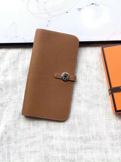 Dù cho xu hướng thời có thay đổi theo thời gian thì việc sở hữu những phụ kiện sẽ không bao giờ khiến bạn bị lỗi mốt. Những phụ kiện được xem là công cụ khiến phái đẹp trông lộng lẫy hơn!