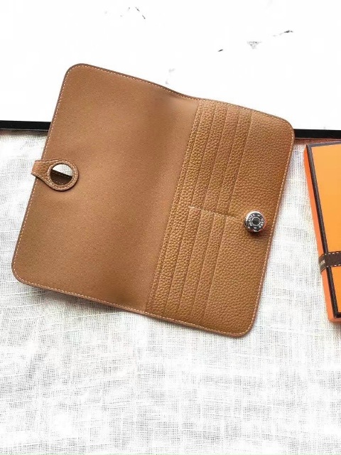 Dù cho xu hướng thời có thay đổi theo thời gian thì việc sở hữu những phụ kiện sẽ không bao giờ khiến bạn bị lỗi mốt. Những phụ kiện được xem là công cụ khiến phái đẹp trông lộng lẫy hơn!