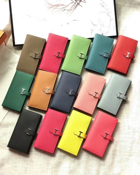 Dù cho xu hướng thời có thay đổi theo thời gian thì việc sở hữu những phụ kiện sẽ không bao giờ khiến bạn bị lỗi mốt. Những phụ kiện được xem là công cụ khiến phái đẹp trông lộng lẫy hơn!