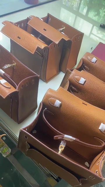 Dù cho xu hướng thời có thay đổi theo thời gian thì việc sở hữu những phụ kiện sẽ không bao giờ khiến bạn bị lỗi mốt. Những phụ kiện được xem là công cụ khiến phái đẹp trông lộng lẫy hơn!