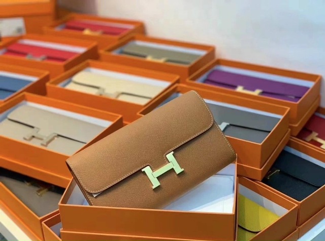 Dù cho xu hướng thời có thay đổi theo thời gian thì việc sở hữu những phụ kiện sẽ không bao giờ khiến bạn bị lỗi mốt. Những phụ kiện được xem là công cụ khiến phái đẹp trông lộng lẫy hơn!