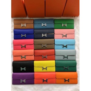 Dù cho xu hướng thời có thay đổi theo thời gian thì việc sở hữu những phụ kiện sẽ không bao giờ khiến bạn bị lỗi mốt. Những phụ kiện được xem là công cụ khiến phái đẹp trông lộng lẫy hơn!