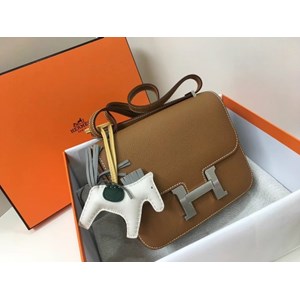 Dù cho xu hướng thời có thay đổi theo thời gian thì việc sở hữu những phụ kiện sẽ không bao giờ khiến bạn bị lỗi mốt. Những phụ kiện được xem là công cụ khiến phái đẹp trông lộng lẫy hơn!