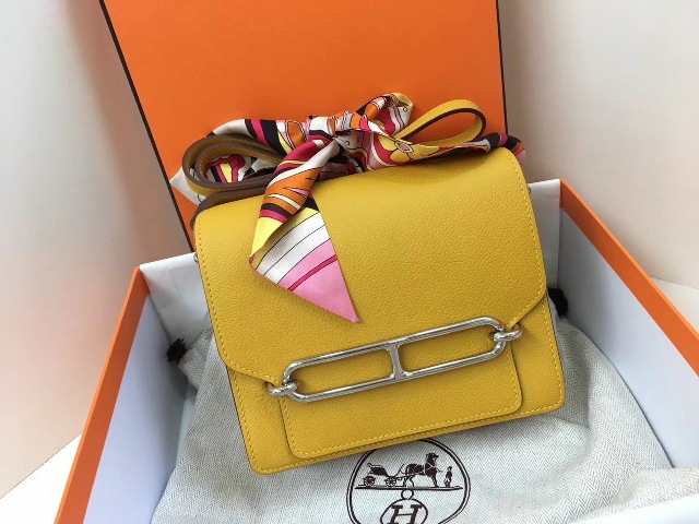 Dù cho xu hướng thời có thay đổi theo thời gian thì việc sở hữu những phụ kiện sẽ không bao giờ khiến bạn bị lỗi mốt. Những phụ kiện được xem là công cụ khiến phái đẹp trông lộng lẫy hơn!