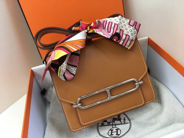 Dù cho xu hướng thời có thay đổi theo thời gian thì việc sở hữu những phụ kiện sẽ không bao giờ khiến bạn bị lỗi mốt. Những phụ kiện được xem là công cụ khiến phái đẹp trông lộng lẫy hơn!