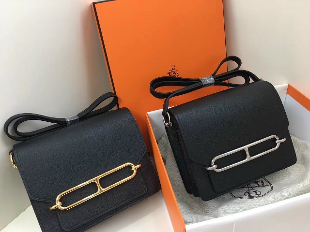 Dù cho xu hướng thời có thay đổi theo thời gian thì việc sở hữu những phụ kiện sẽ không bao giờ khiến bạn bị lỗi mốt. Những phụ kiện được xem là công cụ khiến phái đẹp trông lộng lẫy hơn!