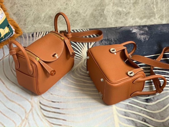 Dù cho xu hướng thời có thay đổi theo thời gian thì việc sở hữu những phụ kiện sẽ không bao giờ khiến bạn bị lỗi mốt. Những phụ kiện được xem là công cụ khiến phái đẹp trông lộng lẫy hơn!