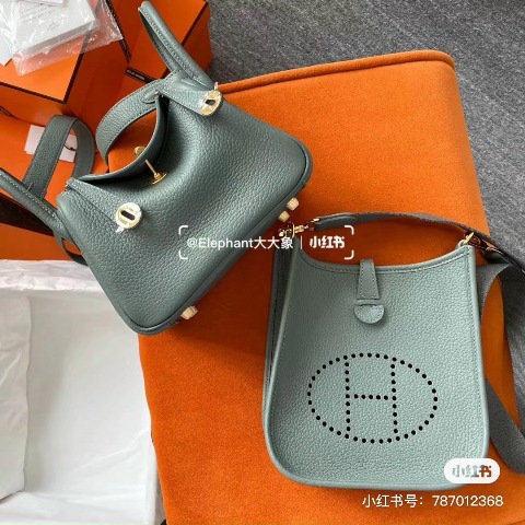 Dù cho xu hướng thời có thay đổi theo thời gian thì việc sở hữu những phụ kiện sẽ không bao giờ khiến bạn bị lỗi mốt. Những phụ kiện được xem là công cụ khiến phái đẹp trông lộng lẫy hơn!