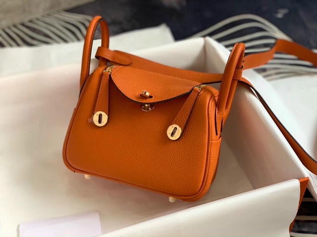 Dù cho xu hướng thời có thay đổi theo thời gian thì việc sở hữu những phụ kiện sẽ không bao giờ khiến bạn bị lỗi mốt. Những phụ kiện được xem là công cụ khiến phái đẹp trông lộng lẫy hơn!