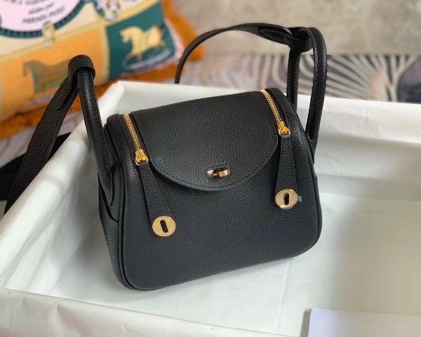 Dù cho xu hướng thời có thay đổi theo thời gian thì việc sở hữu những phụ kiện sẽ không bao giờ khiến bạn bị lỗi mốt. Những phụ kiện được xem là công cụ khiến phái đẹp trông lộng lẫy hơn!