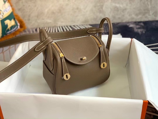 Dù cho xu hướng thời có thay đổi theo thời gian thì việc sở hữu những phụ kiện sẽ không bao giờ khiến bạn bị lỗi mốt. Những phụ kiện được xem là công cụ khiến phái đẹp trông lộng lẫy hơn!