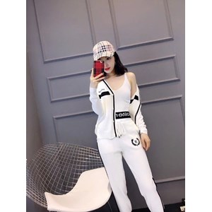 Áo khoác đẹp không chỉ đủ ấm, che chở cơ thể trước cái giá lạnh cảu mùa thời trang thu đông