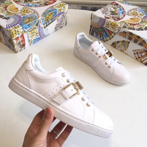 Giầy là bạn thân thiết đối với chúng ta trên mỗi chặng đường