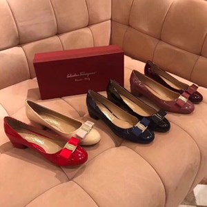 Giầy là bạn thân thiết đối với chúng ta trên mỗi chặng đường