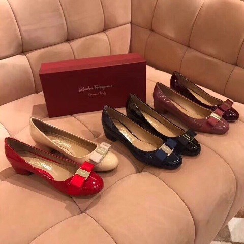 Giầy là bạn thân thiết đối với chúng ta trên mỗi chặng đường