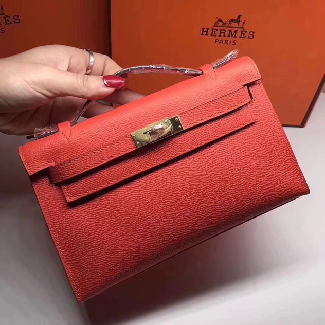 Giầy là bạn thân thiết đối với chúng ta trên mỗi chặng đường