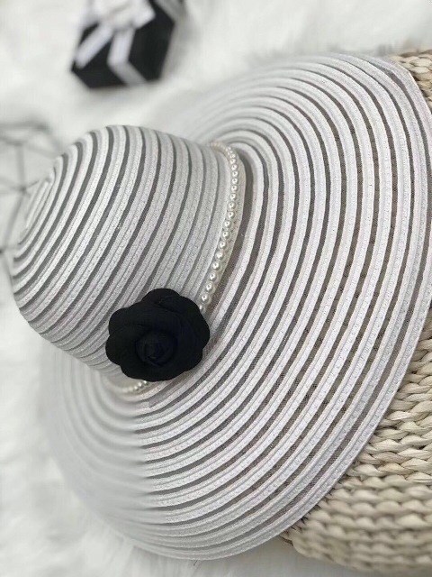 Khăn không chỉ để giữ ấm mà còn là phụ kiện giúp những người Phụ Nữ duyên dáng hơn