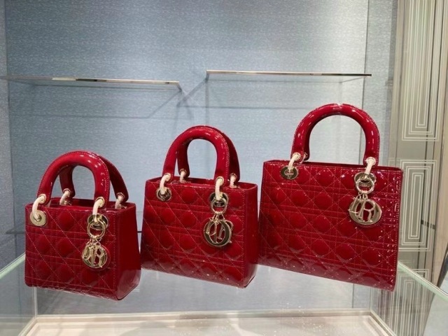 Hãy chọn cho mình một chiếc túi kiểu dáng thanh lịch, sang trọng, màu sắc trung tính để có thể dễ kết hợp cùng trang phục đi làm của bạn mà vẫn thể hiện đẳng cấp của mình.