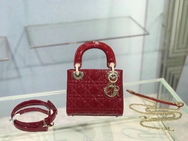 Hãy chọn cho mình một chiếc túi kiểu dáng thanh lịch, sang trọng, màu sắc trung tính để có thể dễ kết hợp cùng trang phục đi làm của bạn mà vẫn thể hiện đẳng cấp của mình.