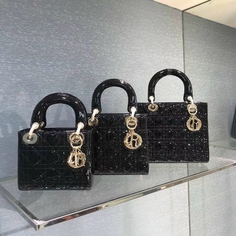 Hãy chọn cho mình một chiếc túi kiểu dáng thanh lịch, sang trọng, màu sắc trung tính để có thể dễ kết hợp cùng trang phục đi làm của bạn mà vẫn thể hiện đẳng cấp của mình.