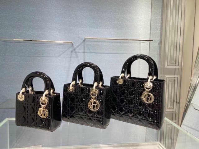 Hãy chọn cho mình một chiếc túi kiểu dáng thanh lịch, sang trọng, màu sắc trung tính để có thể dễ kết hợp cùng trang phục đi làm của bạn mà vẫn thể hiện đẳng cấp của mình.