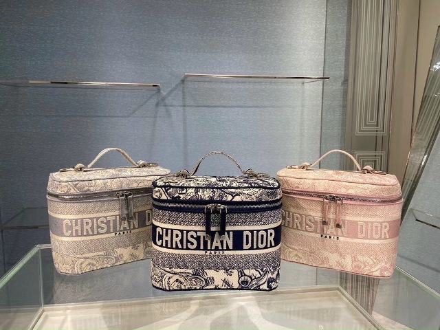 Hãy chọn cho mình một chiếc túi kiểu dáng thanh lịch, sang trọng, màu sắc trung tính để có thể dễ kết hợp cùng trang phục đi làm của bạn mà vẫn thể hiện đẳng cấp của mình.