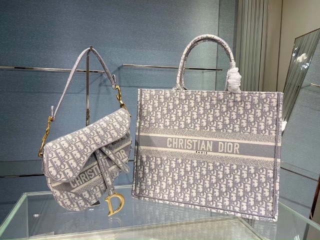 Hãy chọn cho mình một chiếc túi kiểu dáng thanh lịch, sang trọng, màu sắc trung tính để có thể dễ kết hợp cùng trang phục đi làm của bạn mà vẫn thể hiện đẳng cấp của mình.