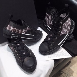 Giầy là bạn thân thiết đối với chúng ta trên mỗi chặng đường