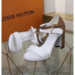 Phụ kiện thời trang là món đồ không thể thiếu đối với Phụ nữ
