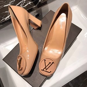 Giầy là bạn thân thiết đối với chúng ta trên mỗi chặng đường