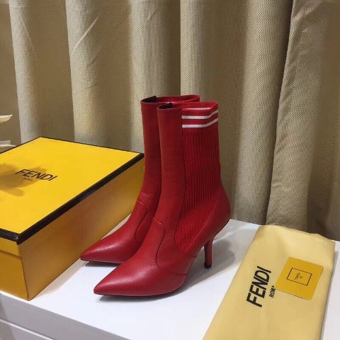 Giầy là bạn thân thiết đối với chúng ta trên mỗi chặng đường