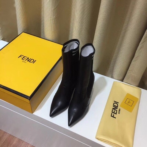 Giầy là bạn thân thiết đối với chúng ta trên mỗi chặng đường