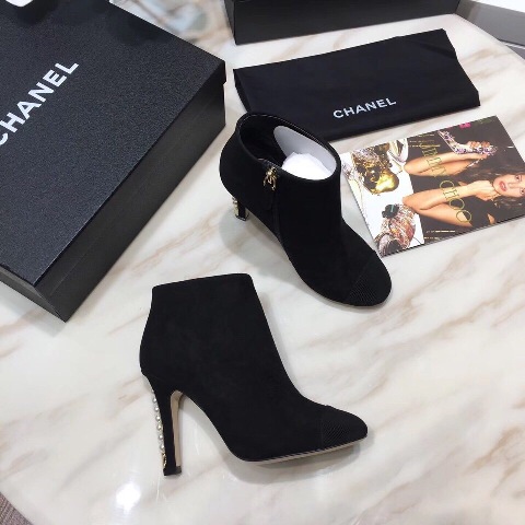 Kính không chỉ đơn thuần là một phụ kiện thời trang mà còn là vật dụng bảo vệ sức khỏe