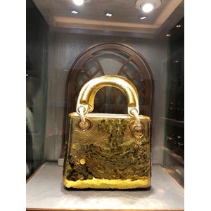 Giầy là bạn thân thiết đối với chúng ta trên mỗi chặng đường