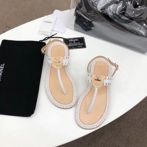 Giầy là bạn thân thiết đối với chúng ta trên mỗi chặng đường