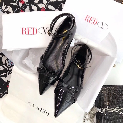 Giầy là bạn thân thiết đối với chúng ta trên mỗi chặng đường