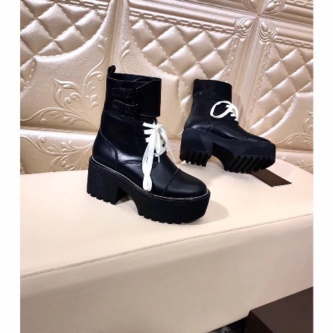 Giầy là bạn thân thiết đối với chúng ta trên mỗi chặng đường