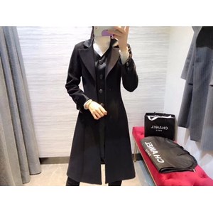 Vẻ đẹp quyến rũ sẽ được phô diễn qua bờ vai thon, vòng một nóng bỏng dưới làn váy mỏng manh.