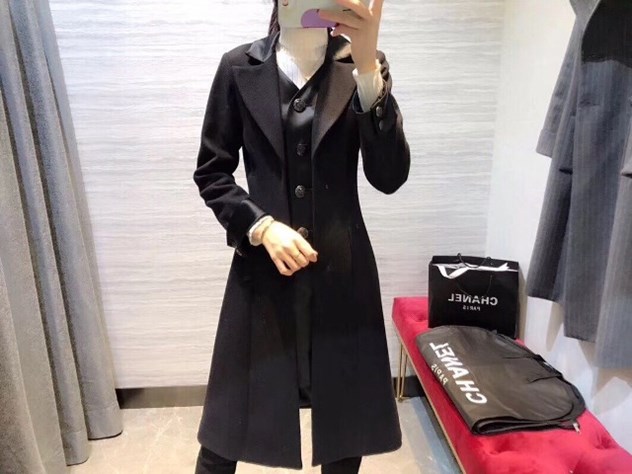 Vẻ đẹp quyến rũ sẽ được phô diễn qua bờ vai thon, vòng một nóng bỏng dưới làn váy mỏng manh.