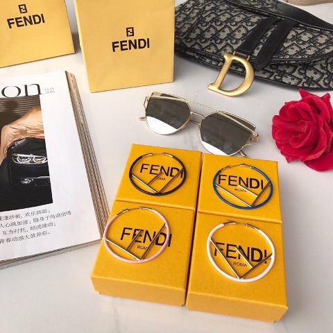 KHUYÊN TAI FENDI HOT 