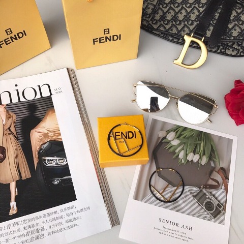 KHUYÊN TAI FENDI HOT 