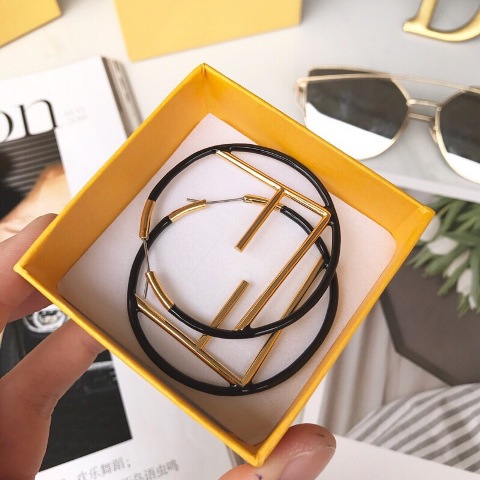 KHUYÊN TAI FENDI HOT 