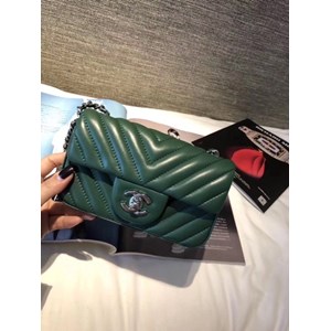 Giầy là bạn thân thiết đối với chúng ta trên mỗi chặng đường