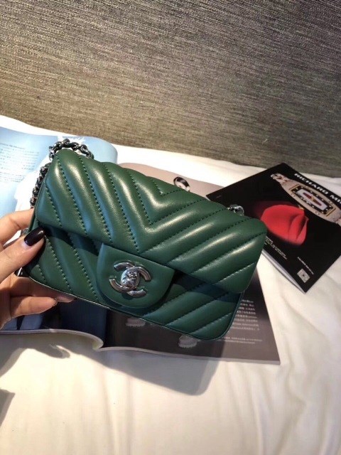 Giầy là bạn thân thiết đối với chúng ta trên mỗi chặng đường