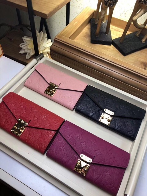 Giầy là bạn thân thiết đối với chúng ta trên mỗi chặng đường